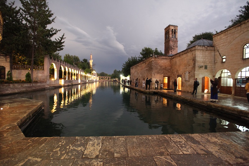 Halil-ür Rahman Gölü (Balıklı Göl) (Ateşin Serin ve Selamet Olduğu Yer)